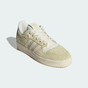adidas Rivalry Low Sandy Beige von der Seite