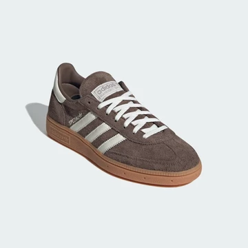 Der adidas Handball Spezial Earth Strata von außen