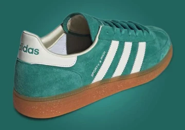 Sporty & Rich adidas Handball Spezial Green von hinten auf grünem Untergrund