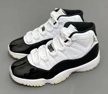 Jordan 11 DMP in der Hand beide schuhe schräg