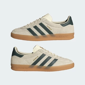 Die Außenseite der adidas Gazelle Indoor Cream White