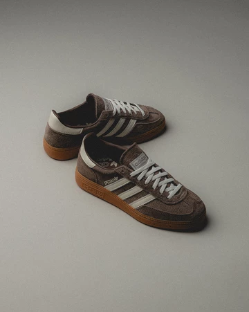 Der adidas Handball Spezial Earth Strata abgelichtet von Asphaltgold