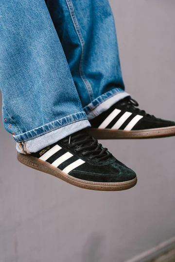 adidas Handball Spezial Core Black am Fuß mit Futur Pant