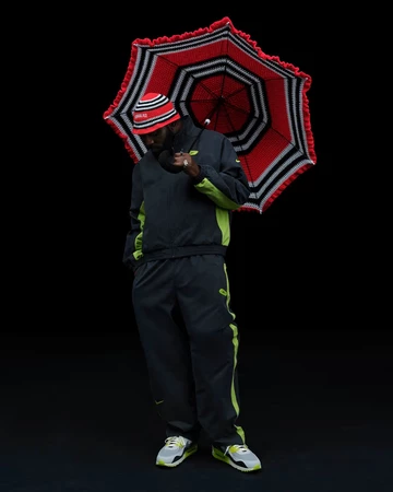 Patta x Nike Air Max 90 Waves Cyber Lookbook Model On Feet mit Regenschirm