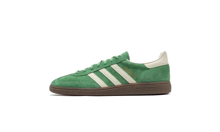 Der adidas Handball Spezial Preloved Green von der Seite auf weißem Hintergrund