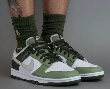 Dunk Low White Oil Green On Feet von Vorne