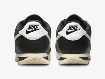 Nike Cortez Black Sail von hinten