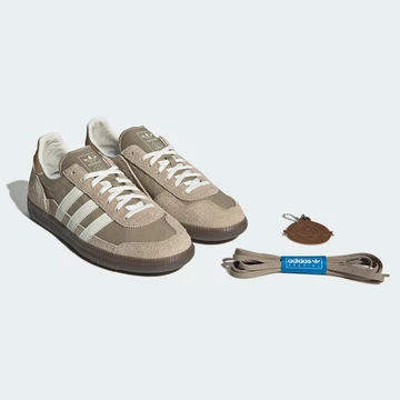 Der adidas SPZL Wensley Cardboard mit extra Schnürsenkeln und einem Anhänger