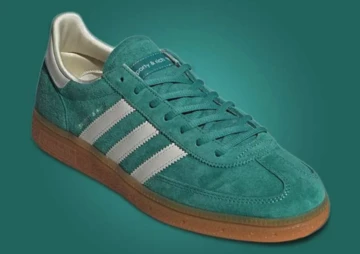 Sporty & Rich adidas Handball Spezial Green von vorne auf grünem Untergrund