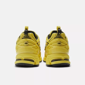 GANNI New Balance 1906R Blaze Yellow von Hinten