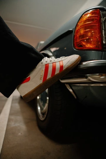 adidas Handball Spezial Grey Two - seitlich am Auto