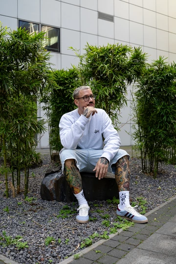 adidas Gazelle Indoor Christopher Lookbook im sitzen