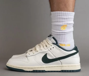 Dunk Low Athletic Department Sail On Feet von der Seite
