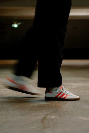 adidas Handball Spezial Grey Two - in Bewegung