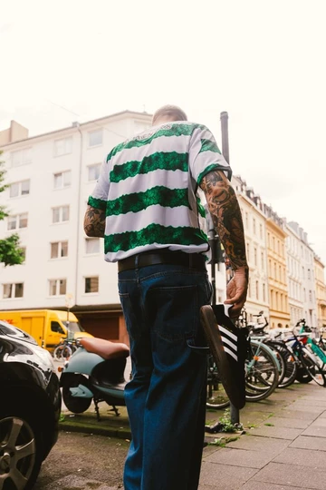 adidas Handball Spezial Core Black Christopher läuft mit dem Celtic Trikot durch köln