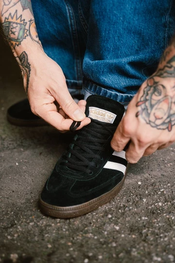 adidas Handball Spezial Core Black Christopher bindet den Schuh