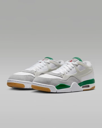 Jordan 4 RM Pine Green Paar schräg seitlich