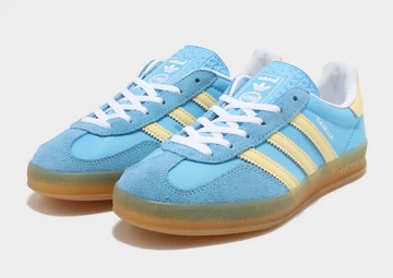 Die adidas Gazelle Indoor Blue Burst Yellow von schräg außen