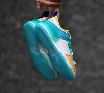 SWDC Nike Dunk Low Disrupt 2 Lookbook in der hand