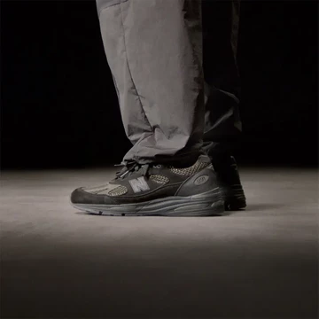 Stone Island New Balance 991v2 Dark Grey On Feet Außenseite