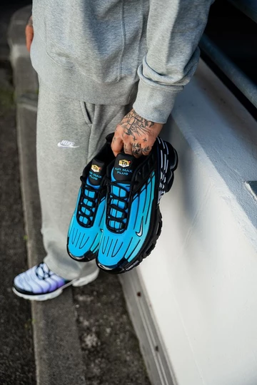 Air Max Plus 3 Laser Blue in der Hand