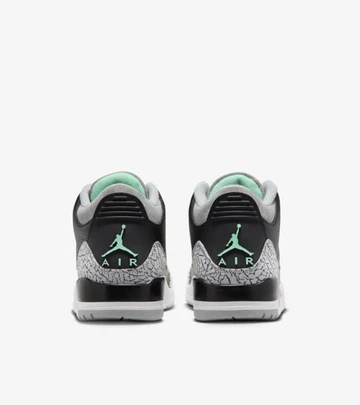 Der Jordan 3 Retro Green Glow von hinten