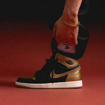 Jordan 1 High Black Metallic Gold Mood 1