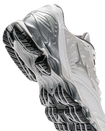 Detailbild von dem Mizuno Wave Prophecy LS White Silver D1GA333702 von unten auf weissem Hintergrund