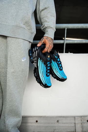 Air Max Plus 3 Laser Blue in der Hand