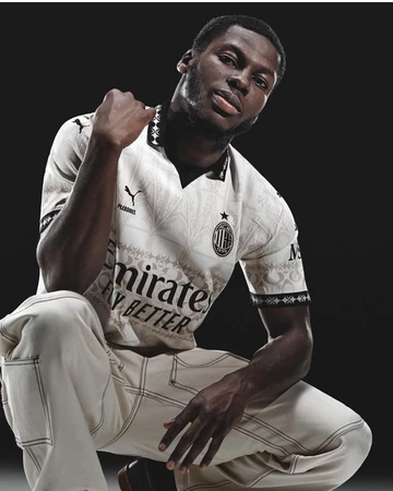 Werbefoto vom weißen PLEASURES Puma AC Milan Authentic Trikot