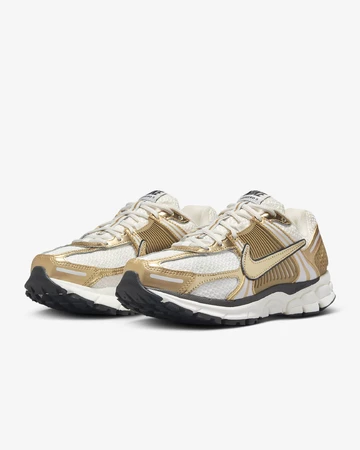 Der Nike Zoom Vomero 5 Gold von schräg außen