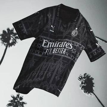 Werbefoto vom PLEASURES Puma AC Milan Authentic Trikot in Schwarz