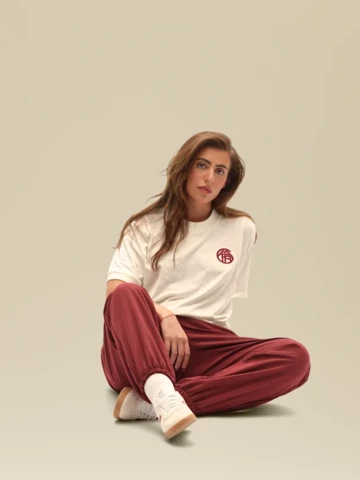 Achraf 6PM Bayern Trikot Lookbook shoot im sitzen