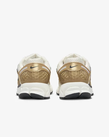 Der Nike Zoom Vomero 5 Gold von hinten