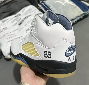 A Ma Maniere Jordan 5 Diffused Blue In Hand seitlich von Hinten