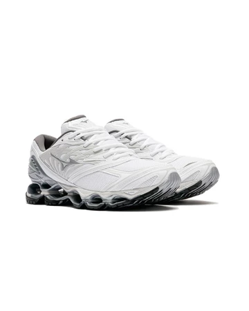 Der Mizuno Wave Prophecy LS White Silver D1GA333702 schräg auf weissem Hintergrund