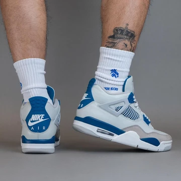 Yankeekicks trägt den Jordan 4 Military Blue