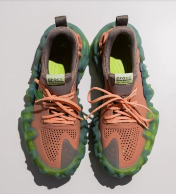 Salehe Bembury Crocs Pollex Juniper Guava von oben