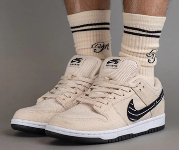 Albino & Preto Nike SB Dunk Low - on feet seitlich