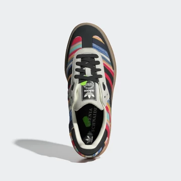 Ksenia Schnaider adidas Sambae von Oben