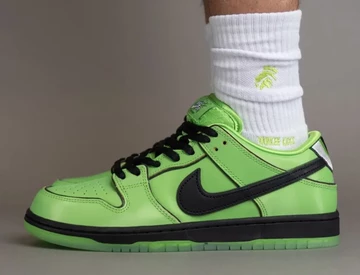 The Powerpuff Girls Nike SB Dunk Low Buttercup von außen on feet