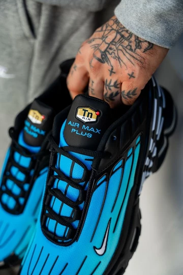Air Max Plus 3 Laser Blue in der Hand