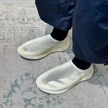 adidas Climamog24 Off White am Fuß