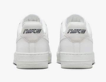 Air Force 1 Low Phantom Dust von Hinten Ferse mit Nike Schriftzug