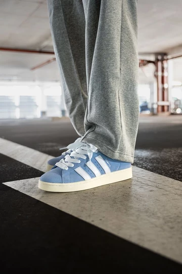 Campus 00s Baby Blue am Fuß im Parkhaus