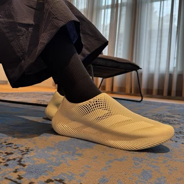 adidas Climamog24 Off White am Fuß