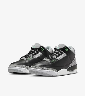 Der Jordan 3 Retro Green Glow von schräg außen