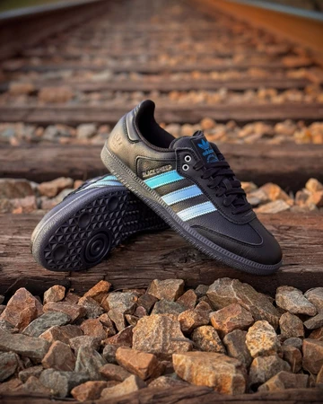 Blacksheep x Charlotte FC x adidas Samba ADV auf holz