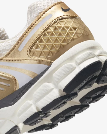 Ferse des Nike Zoom Vomero 5 Gold