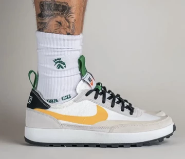 Tom Sachs NikeCraft GPS White Green Gold On Feet Außenseite